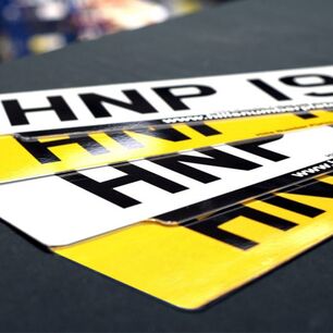 Matrículas de vehículo de acrílico fabricadas con precisión mediante corte láser y fresado en un sistema eurolaser