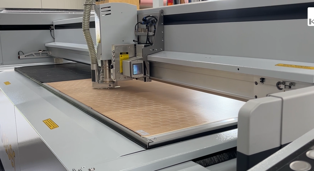 Headerbild zur eurolaser Case Study mit KM foliographics über die präzise Verarbeitung von Folien und Verbundmaterialien mit CO₂-Laserschneidmaschinen