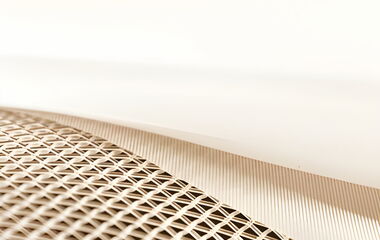 Thumbnail zeigt CO₂-Lasermaschine beim Schneiden von PPS-Hochleistungsgewebe – Test mit PVF Mesh & Screen Technology