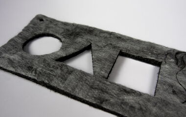 Thumbnail zum Video zum Laserschneiden von Carbonvliesstoffen Zetacomp im Lasertest auf einer CO₂-Laserschneidmaschine von eurolaser