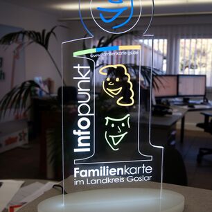 Punto de información de acrílico con iluminación LED integrada, fabricado con tecnología láser de eurolaser