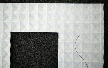 Thumbnail zum Video zum Laserschneiden von AKUSTICO® und SILENCIO® Textilien im Lasertest auf einer CO₂-Laserschneidmaschine von eurolaser