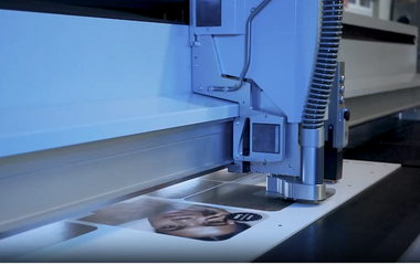 Thumbnail zum Video des Lasertests mit KROMA® Displaykartons auf eurolaser CO₂-Laserschneidmaschinen – präzise Bearbeitung verschiedener Materialvarianten