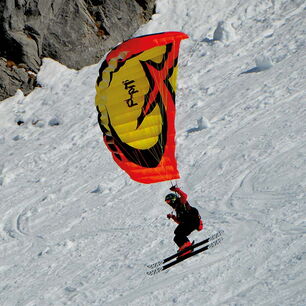 Speedflying- und Speedriding-Schirme im Schnee als Anwendung für präzise lasergeschnittenes Ripstop-Nylon und Gleitschirmgewebe, wie es auch für Kites und Kite-Schirme eingesetzt wird
