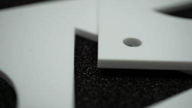 Thumbnail zum Video zum Laserschneiden und Gravieren von PLEXIGLAS® proTerra Acrylglas im Lasertest auf einer CO₂-Laserschneidmaschine von eurolaser