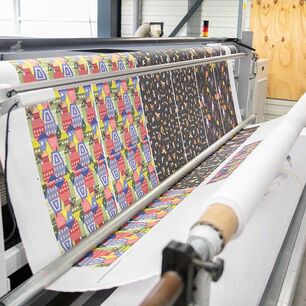 Großformatige, bedruckte Textilien werden automatisch über das Conveyor System auf ein eurolaser Lasersystem zugeführt