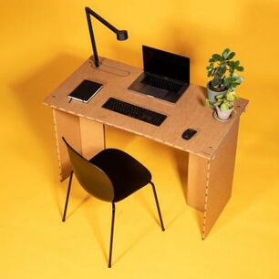 Schreibtisch aus Holz im dänischen Design mit klaren Linien und präzisen Details, gefertigt durch Laserschneiden auf einer modernen Laserschneidmaschine