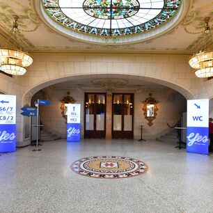 Lightframe LF500 con impresión textil de alta calidad en la sala del Swiss Economic Forum – presentación de marca impactante con textil retroiluminado