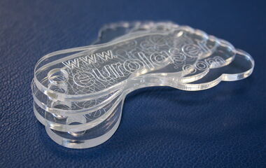 Thumbnail zum Video zum Laserschneiden und Gravieren von PLEXIGLAS® Resist Acrylglas im Lasertest auf einer CO₂-Laserschneidmaschine von eurolaser