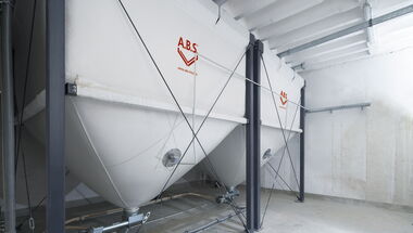 Thumbnail zum Video: Präzises Laserschneiden flexibler Silos bei A.B.S. – textile Materialien werden mit CO₂-Laserschneidmaschinen von eurolaser effizient und maßgenau zugeschnitten