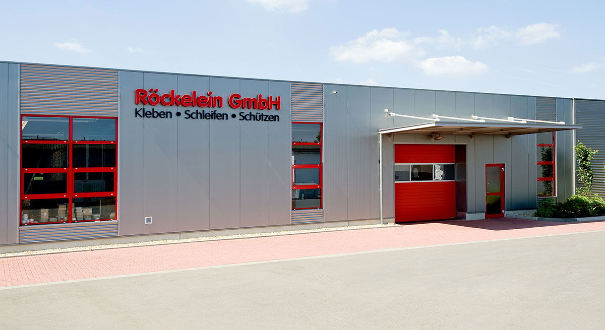 Corte por láser de cintas adhesivas en Röckelein GmbH con varias máquinas láser de corte CO2 de eurolaser en entorno industrial