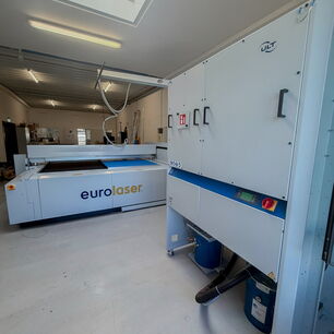 Sistema digital de filtración y aspiración en la producción de FFT Group para la limpieza eficiente del aire con mayor superficie de filtro y control inteligente mediante LaserScout