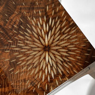 Vista superior del Firework Desk con marquetería de chapa de arce, nogal negro americano e incrustaciones de latón bronce, fabricado mediante corte por láser en una máquina láser de corte de eurolaser
