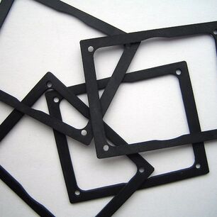 Präzise geschnittene Kunststoffteile als Beispiel für das Laserschneiden von Kunststoffen auf Laserschneidmaschinen von eurolaser