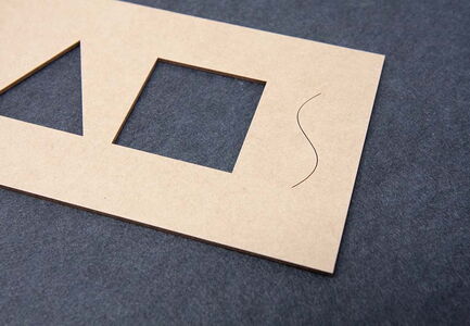 Detailansicht eines lasergeschnittenen Musters aus 2 mm KROMA® Kraft mit feinen Konturen, präzise gefertigt mit einer CO₂-Laserschneidmaschine von eurolaser