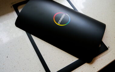 Thumbnail zum Video über den Lasertest von Makrofol DE Polycarbonat-Folie von Covestro mit präzisen und sauberen Laserschnittkanten