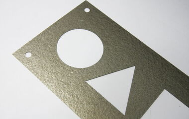 Thumbnail des Videos zum Lasertest von Mikanitplatten beim Laserschneiden auf einer CO₂-Laserschneidmaschine von eurolaser