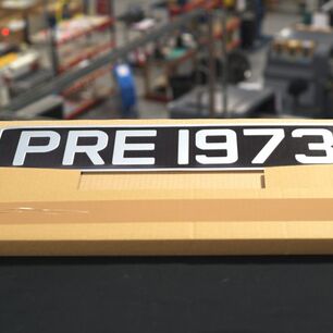 Matrícula de acrílico fabricada a medida, cortada con láser y preparada para su envío