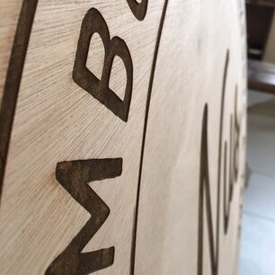 Grande plaque en bois avec gravure laser précise réalisée avec une machine de découpe laser CO₂ eurolaser