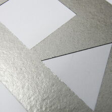 Detalle de un contorno cortado con precisión en micanita moscovita de 0,5 mm para evaluar la capacidad de corte con una máquina láser de corte CO₂ de eurolaser