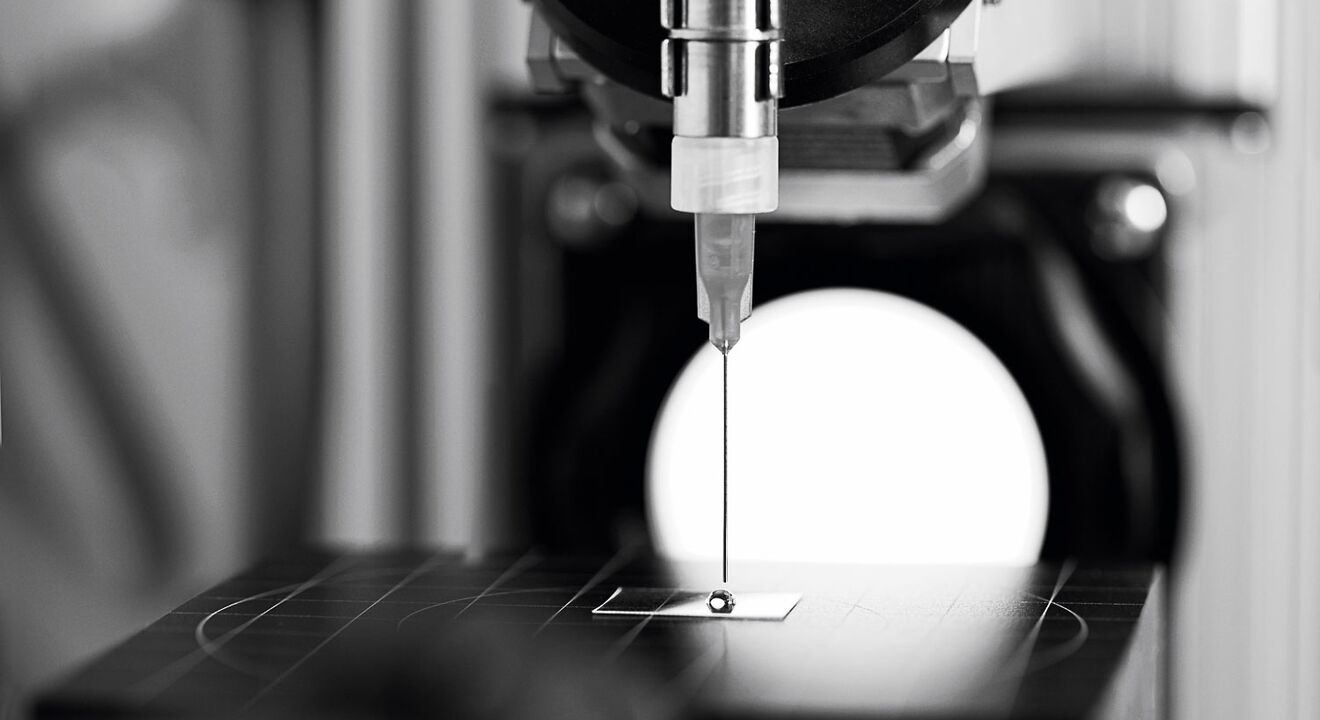 Découpe laser d’implants en maille en polypropylène titanisés chez pfm medical à l’aide d’une machine de découpe laser CO₂ eurolaser pour applications médicales