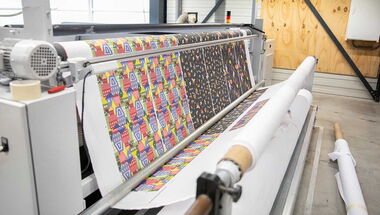 Thumbnail zum Video: Großformatiges Laserschneiden digital bedruckter Textilien bei Probo Sign B.V. in den Niederlanden – präzise, konturgenau und automatisiert mit CO₂-Laserschneidmaschinen von eurolaser