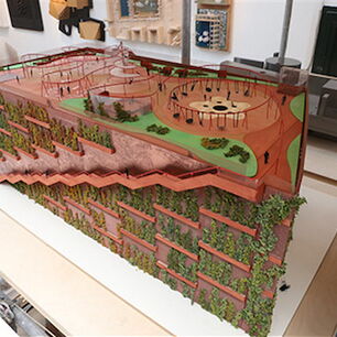 Modell eines Architekturmodells mit detailreichen Bauteilen, präzise hergestellt durch Laserschneiden auf einer modernen Laserschneidmaschine