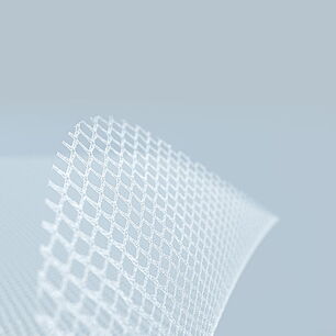Gros plan d’un implant en maille en polypropylène titanisé avec découpes laser précises pour applications médicales – fabriqué à l’aide d’une machine de découpe laser CO₂ eurolaser