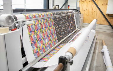 Thumbnail zum Video: Großformatiges Laserschneiden digital bedruckter Textilien bei Probo Sign B.V. in den Niederlanden – präzise, konturgenau und automatisiert mit CO₂-Laserschneidmaschinen von eurolaser