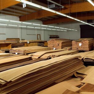 Entrepôt avec placages bois soigneusement triés chez GRAUTHOFF Türengruppe GmbH, prêts pour la découpe laser