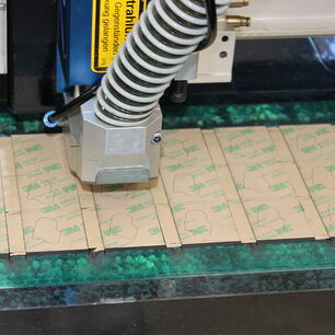Corte por láser de cintas adhesivas 3M en una máquina láser de corte CO2 de eurolaser en Röckelein