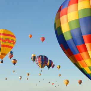 Heißluftballon als Anwendungsbeispiel für das präzise, großformatige Laserschneiden von Ballonhüllen und leichten technischen Textilien mit CO₂-Laserschneidmaschinen von eurolaser