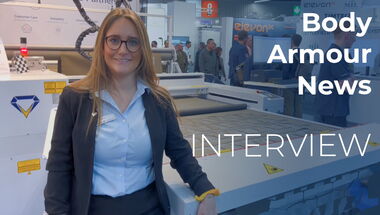 Thumbnail des Interviews mit Laura Capone (eurolaser) auf der Enforce Tac 2025, durchgeführt von Body Armor News, mit Fokus auf Laserschneiden von Schutztextilien