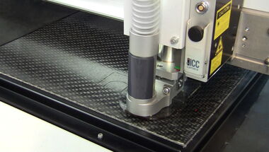CO₂-Lasermaschine beim Schneiden von Tepex® dynalite Organoblech aus thermoplastischem Faserverbundwerkstoff