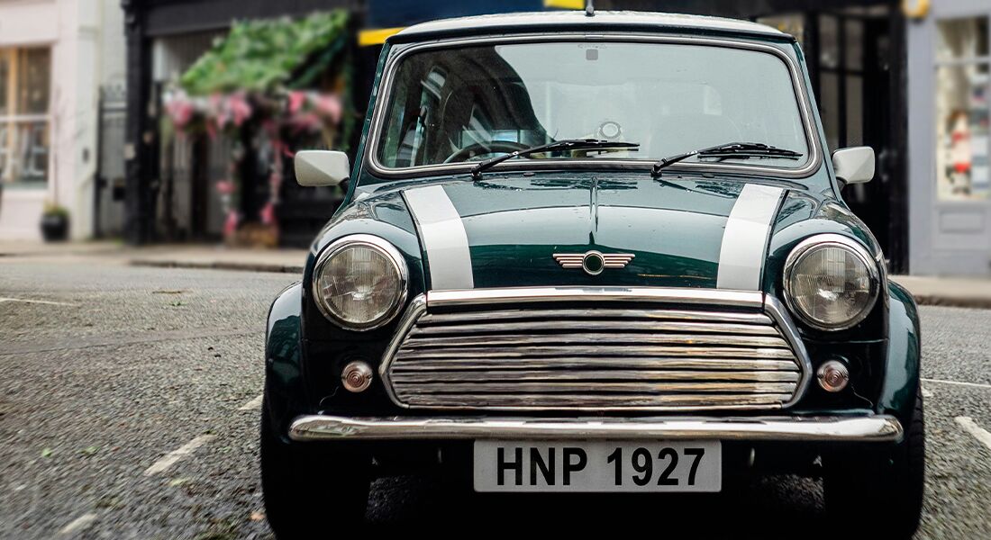 Imagen de encabezado para el caso de cliente de eurolaser con Hills Numberplates Ltd. – Matrículas de plástico cortadas y fresadas con láser en un sistema eurolaser de la serie XL