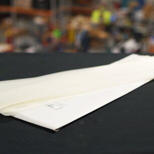 Etapa de producción en Hills Numberplates: matrículas de acrílico listas para imprimir, cortadas y fresadas con un sistema eurolaser