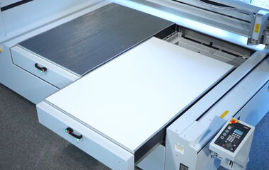 Vorschaubild zum Video über das Twin Table System von eurolaser mit geteiltem Arbeitstisch, parallelen Arbeitsabläufen und permanentem Vakuum