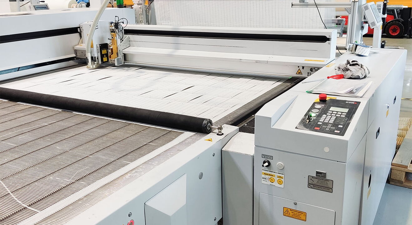 Máquina láser de corte CO₂ de eurolaser en Koestler para el procesamiento preciso de textiles técnicos y componentes para aplicaciones duraderas en la industria automotriz
