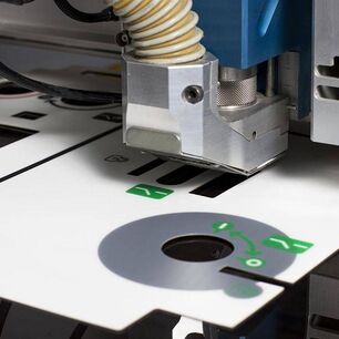 Componentes plásticos cortados con precisión en una máquina de corte láser CO₂ de eurolaser en Temiz Serigrafi