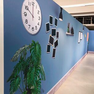 Marco acústico de aluminio en forma de L con textil tensado de flagprint – divisor moderno para oficinas que reduce el ruido y organiza los espacios