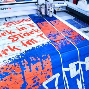 Präzises Schneiden von Folien auf einem Zünd-Cutter für industrielle Anwendungen bei KM foliographics