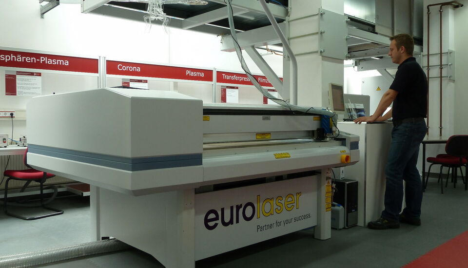Opérateur au Kunststoff-Institut Lüdenscheid sur une machine de découpe laser CO2 eurolaser