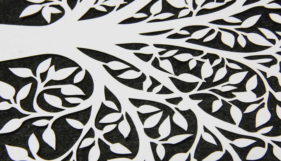 Ornamento decorativo de gran formato cortado con precisión con una máquina láser de corte CO₂ de eurolaser que permite procesar piezas de hasta 2.200 mm de ancho