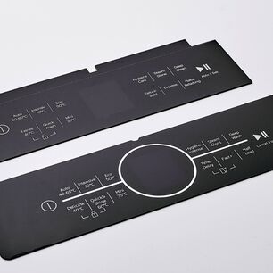 Película plástica para un panel de control, cortada con precisión por láser para aplicaciones técnicas con una máquina láser CO₂ de eurolaser