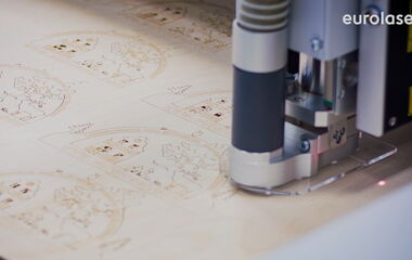 Thumbnail zum Video über CO₂-Lasermaschinen für das Schneiden, Gravieren und Fräsen von Holz und MDF