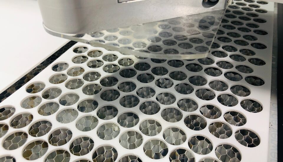 Juntas de plástico cortadas por láser con alta precisión utilizando una máquina de corte láser CO₂ de eurolaser