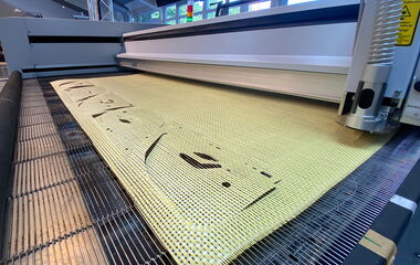 Thumbnail zum Video über den Lasertest von DeliComp thermoplastischem Prepreg von DELCOTEX mit präzisen und glatten Schnittkanten