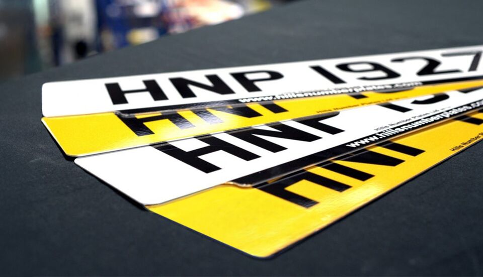 Matrículas de vehículo de acrílico fabricadas con precisión mediante corte láser y fresado en un sistema eurolaser