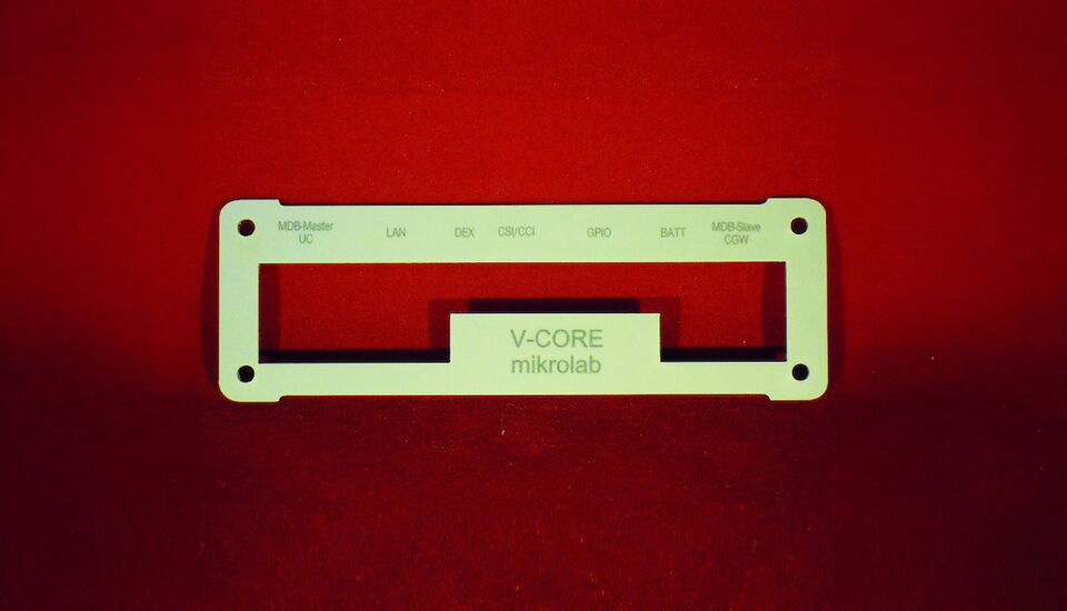 Componente técnico con marcado láser preciso para la identificación duradera de productos con códigos y numeración