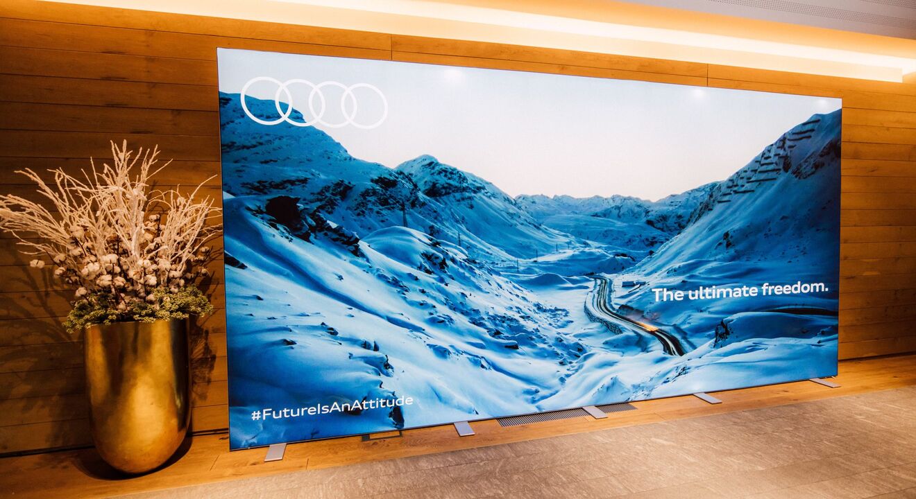 Caja de luz con banner textil impreso perfectamente ajustado – ideal para publicidad llamativa en interiores